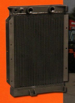 Un primer plano de un radiador sobre un fondo naranja.