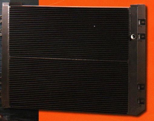 Un radiador negro está sobre un fondo naranja.