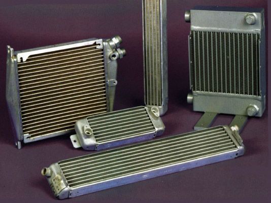 Un grupo de radiadores están sobre una mesa.