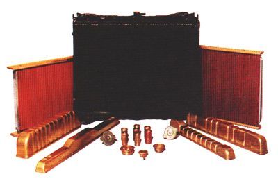 Un montón de diferentes tipos de radiadores sobre una mesa.