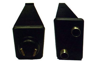 Dos cajas negras con dos agujeros sobre un fondo blanco.