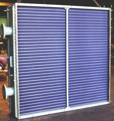 Un gran radiador morado y blanco está en el suelo.