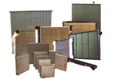 Un montón de diferentes tipos de radiadores sobre un fondo blanco.