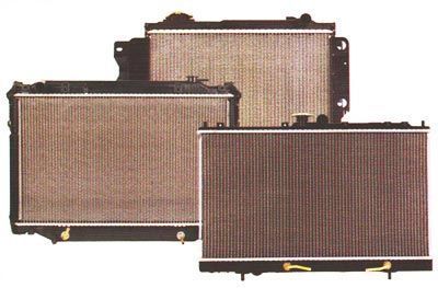 Tres radiadores están apilados uno encima del otro sobre un fondo blanco.