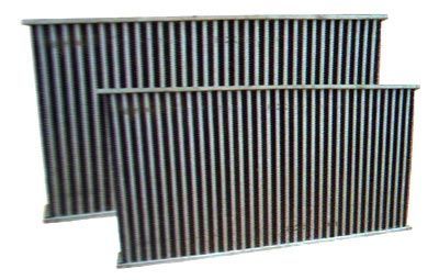 Dos radiadores de metal están apilados uno encima del otro sobre un fondo blanco.