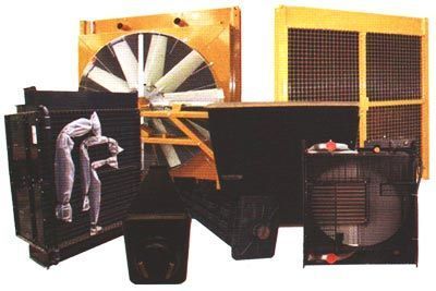 Un montón de diferentes tipos de radiadores y ventiladores sobre un fondo blanco.