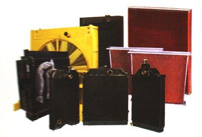 Un grupo de radiadores están colocados uno encima del otro sobre una superficie blanca.