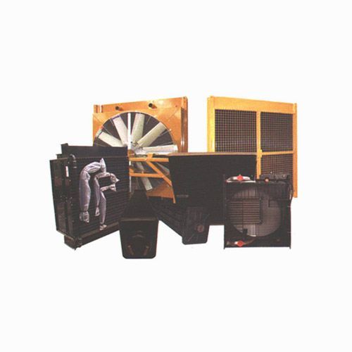 Un montón de diferentes tipos de ventiladores y radiadores sobre un fondo blanco.