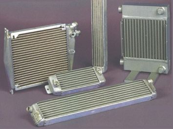 Un grupo de radiadores están colocados uno encima del otro sobre una mesa.