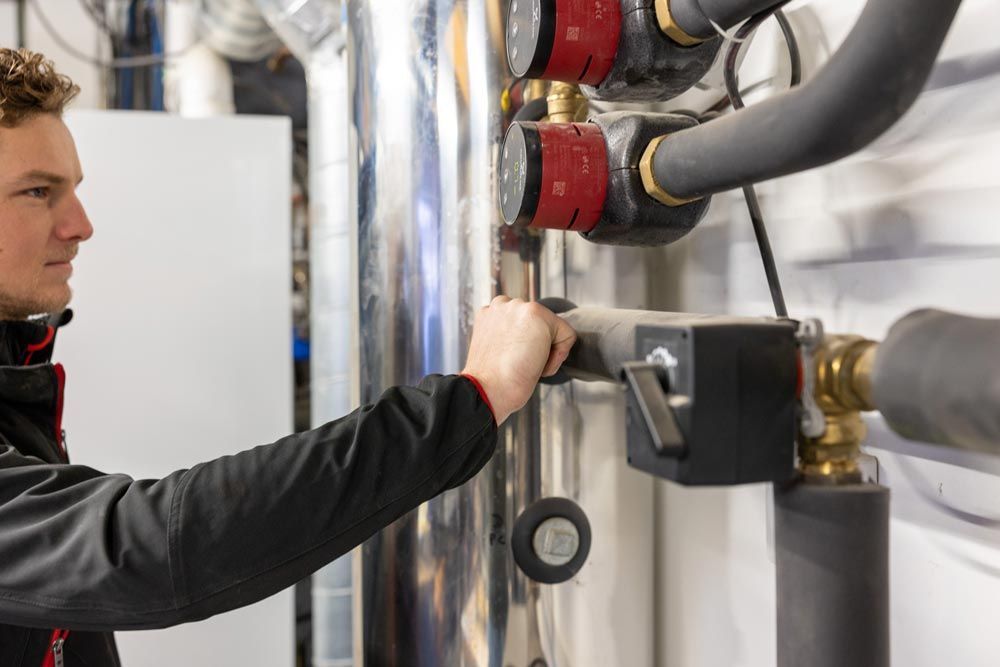 Ouvrier manipulant des vannes