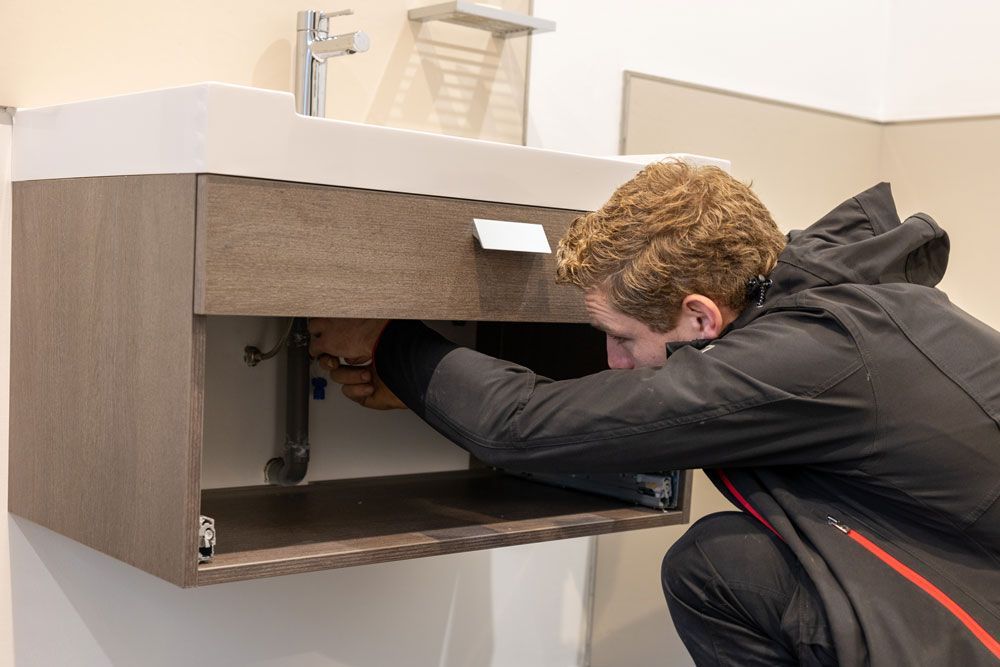 Ouvrier réparant un siphon