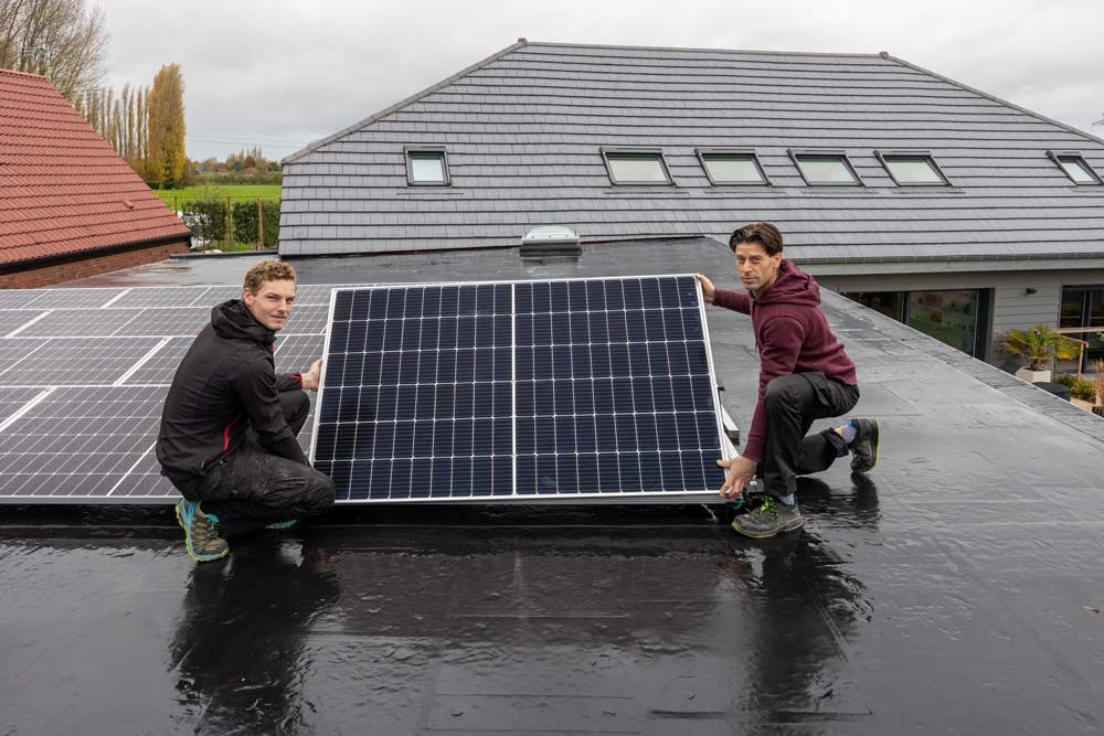 Ouvriers effectuant la pose de panneaux solaires
