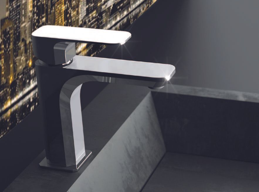 Plan de salle de bains en noir et robinet chromé