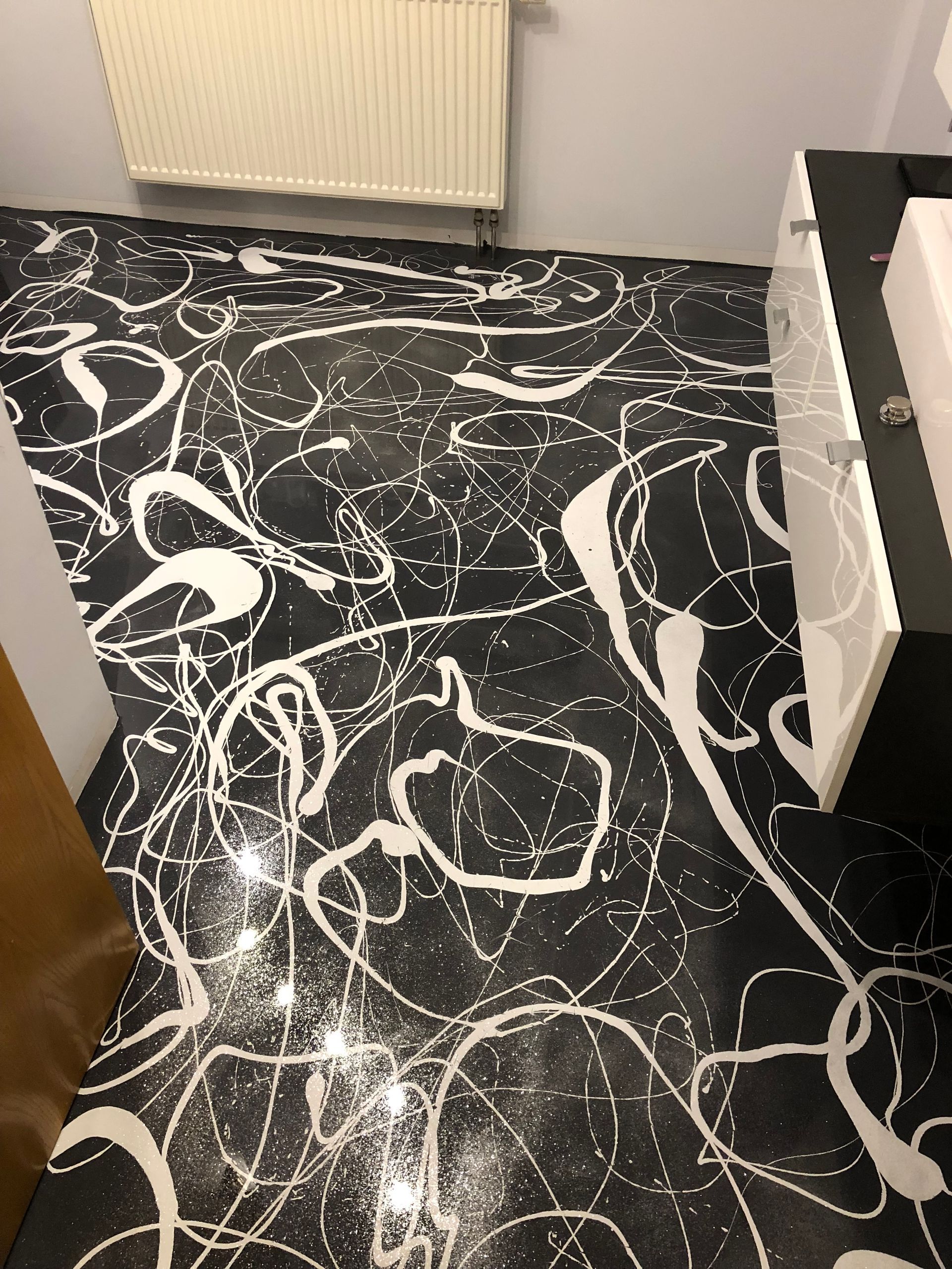 Zwei übereinander angeordnete Platzhalterbildsymbole, die eine Berglandschaft und einen Kreis zeigen.