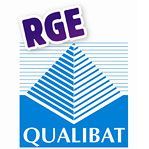 Logo RGE Qualibat : Pyramide bleue à lignes horizontales, fond bleu, texte RGE violet.