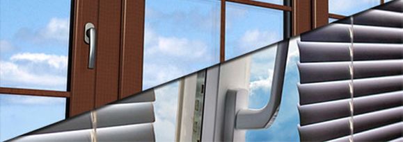 Vue partagée de deux fenêtres, l'une à cadre marron et l'autre à cadre blanc. Toutes deux sont équipées de stores et offrent une vue sur le ciel bleu.