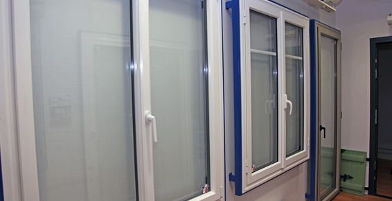 Des fenêtres blanches et bleues aux tailles variées sont exposées.
