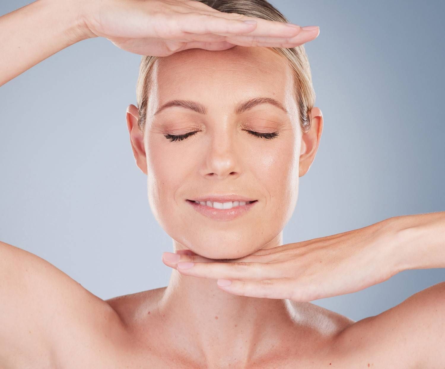 Una sala de exploración médica limpia y blanca con una camilla central