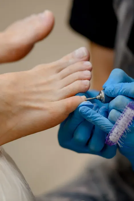 Una persona que lleva guantes azules