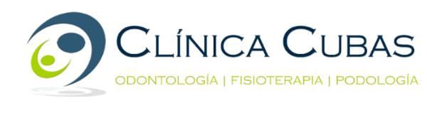 Logotipo de Clínica Cubas que presenta un gráfico abstracto en azul y amarillo