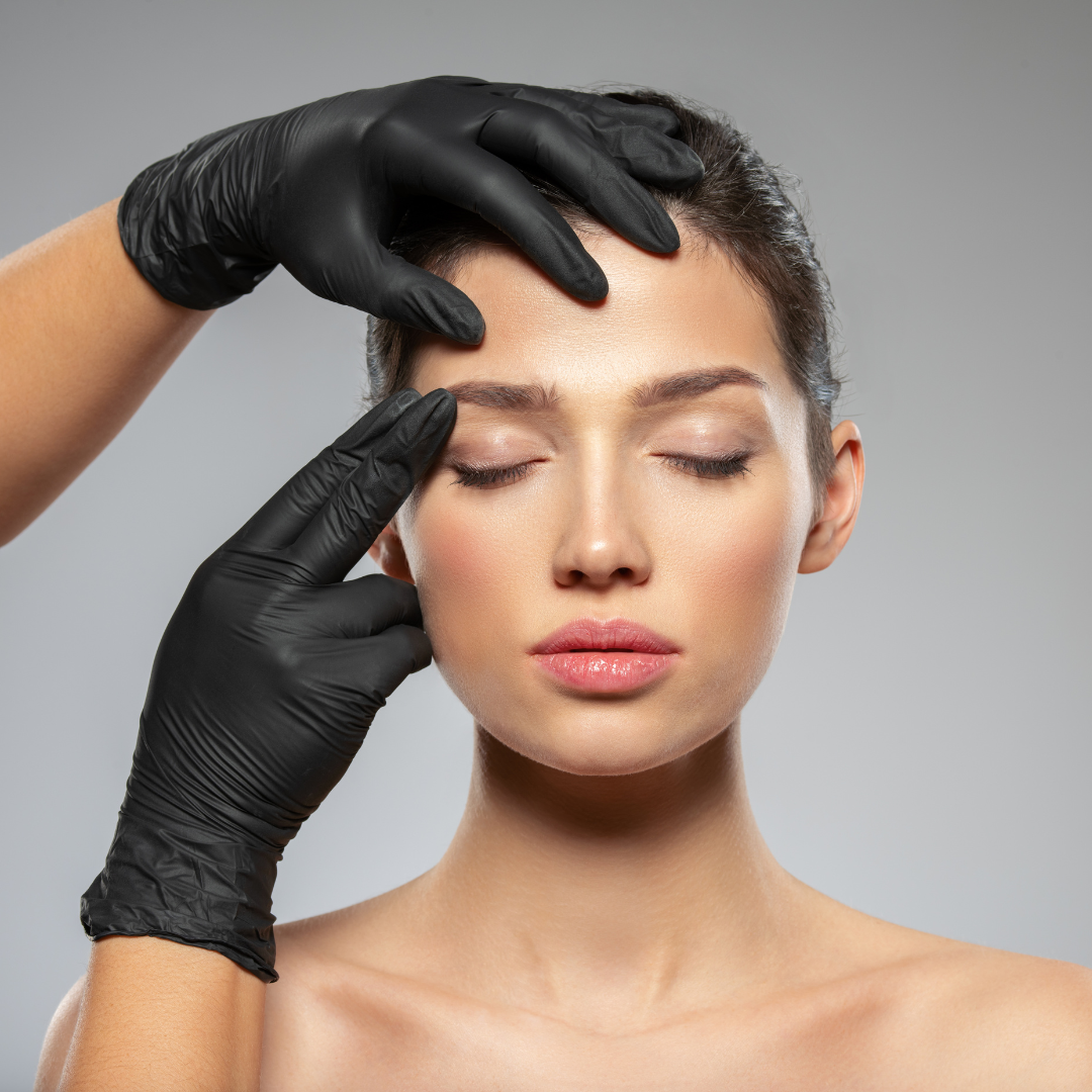 Eine Frau mit geschlossenen Augen wird von einem Arzt mit schwarzen Handschuhen untersucht.