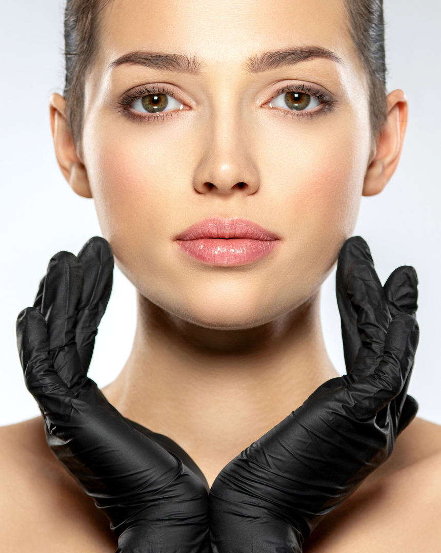 Eine Frau trägt schwarze Handschuhe, die ihr Gesicht bedecken.