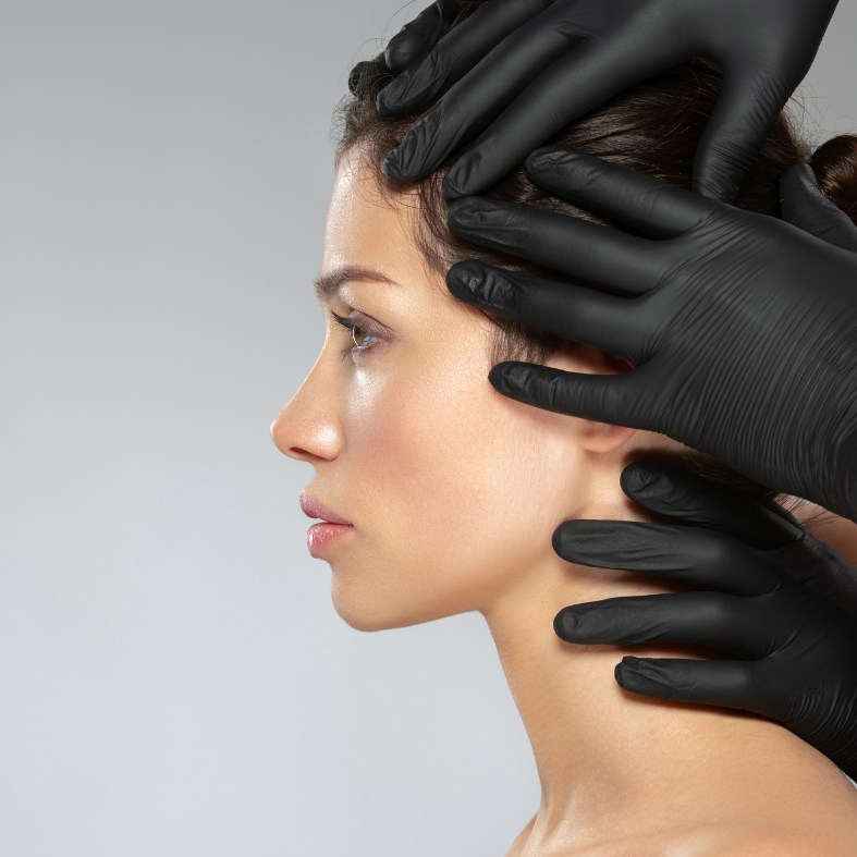 Eine Frau mit schwarzen Handschuhen auf dem Kopf