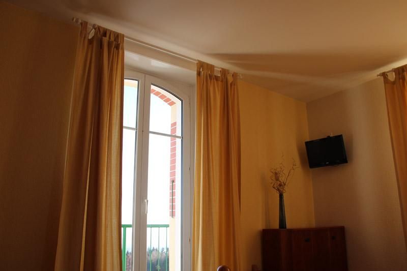 chambre aux grandes fenêtres 