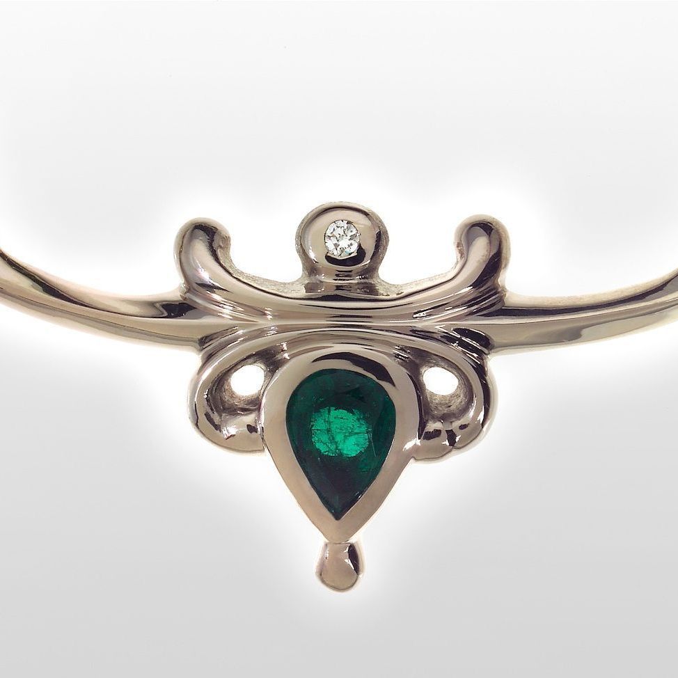 Pendentif en or blanc massif orné d'une émeraude et d'un diamant