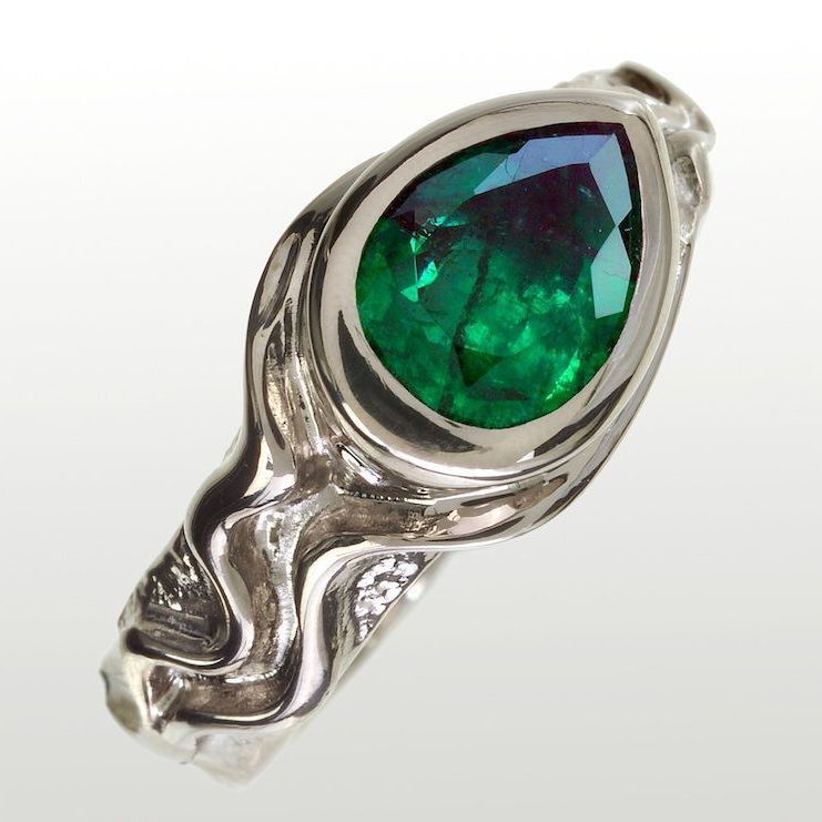 Bague en or blanc massif ornée d'une émeraude