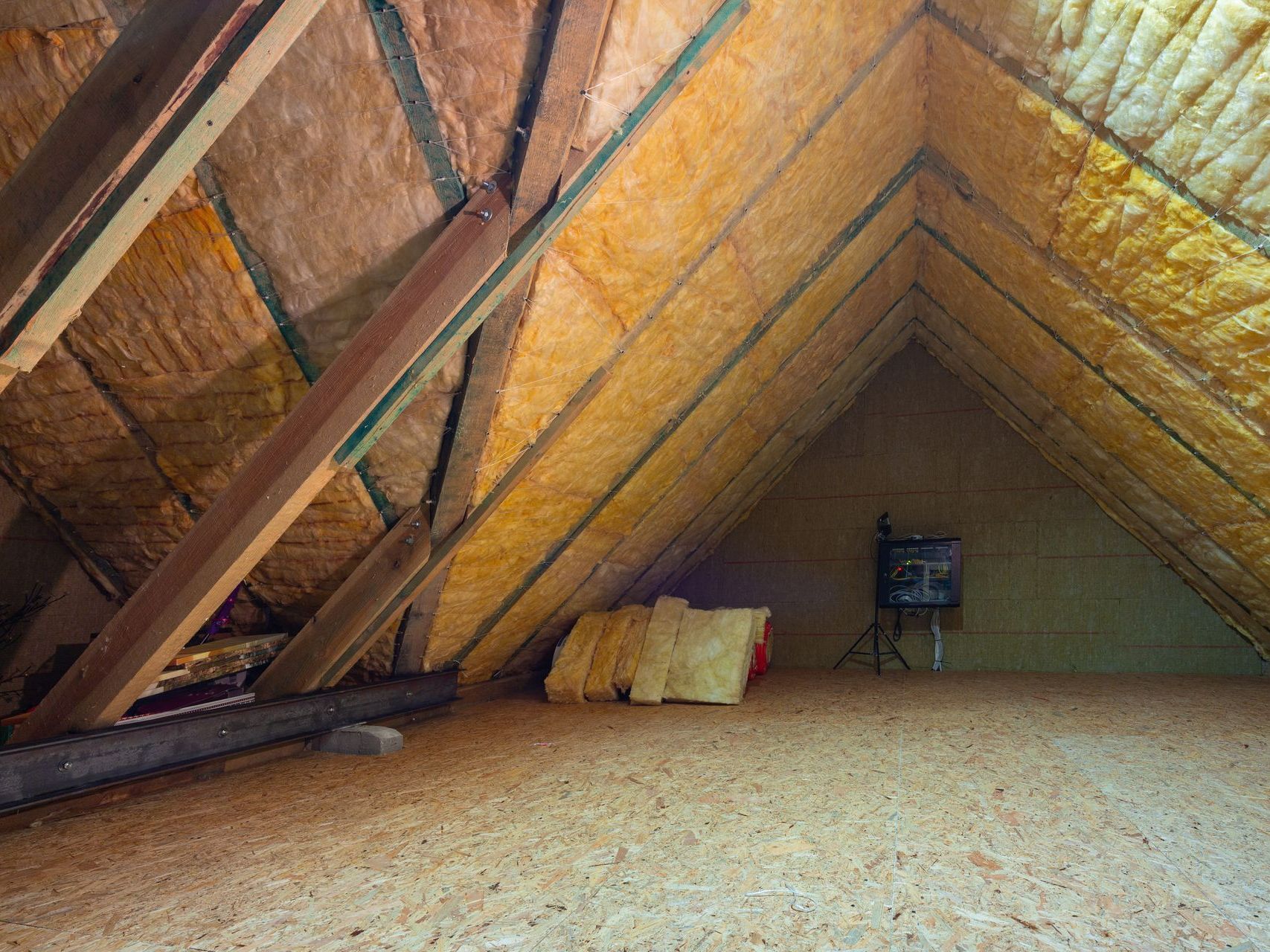 Isolation sous toiture en cours d'installation