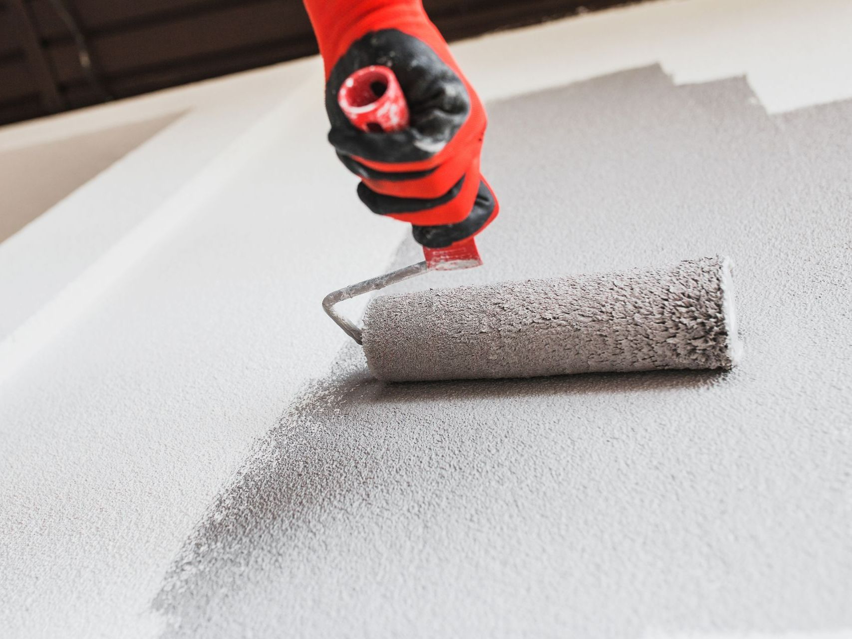 Peinture grise appliquée au rouleau
