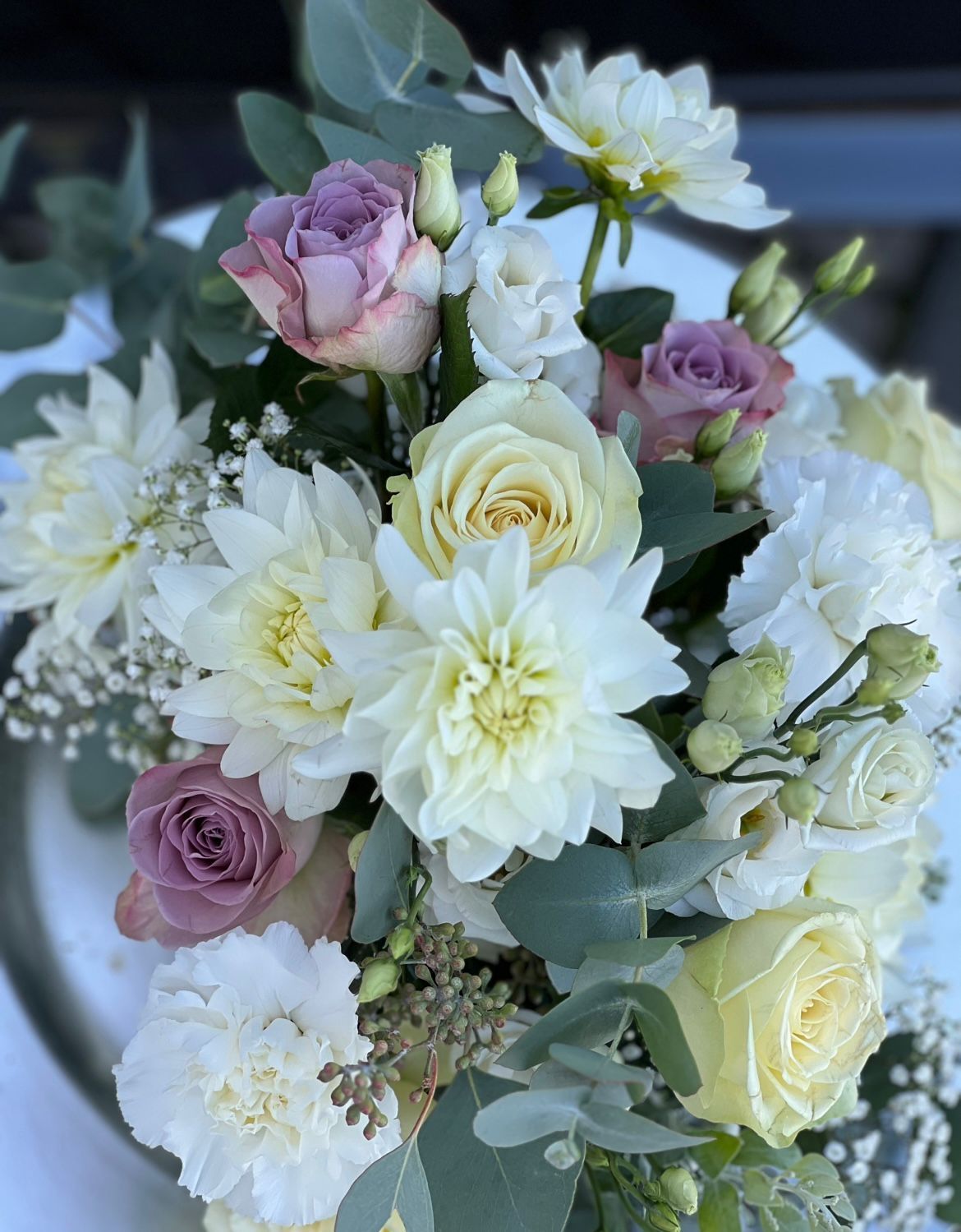 Eine Nahaufnahme eines Blumenstraußes auf einem Tisch.