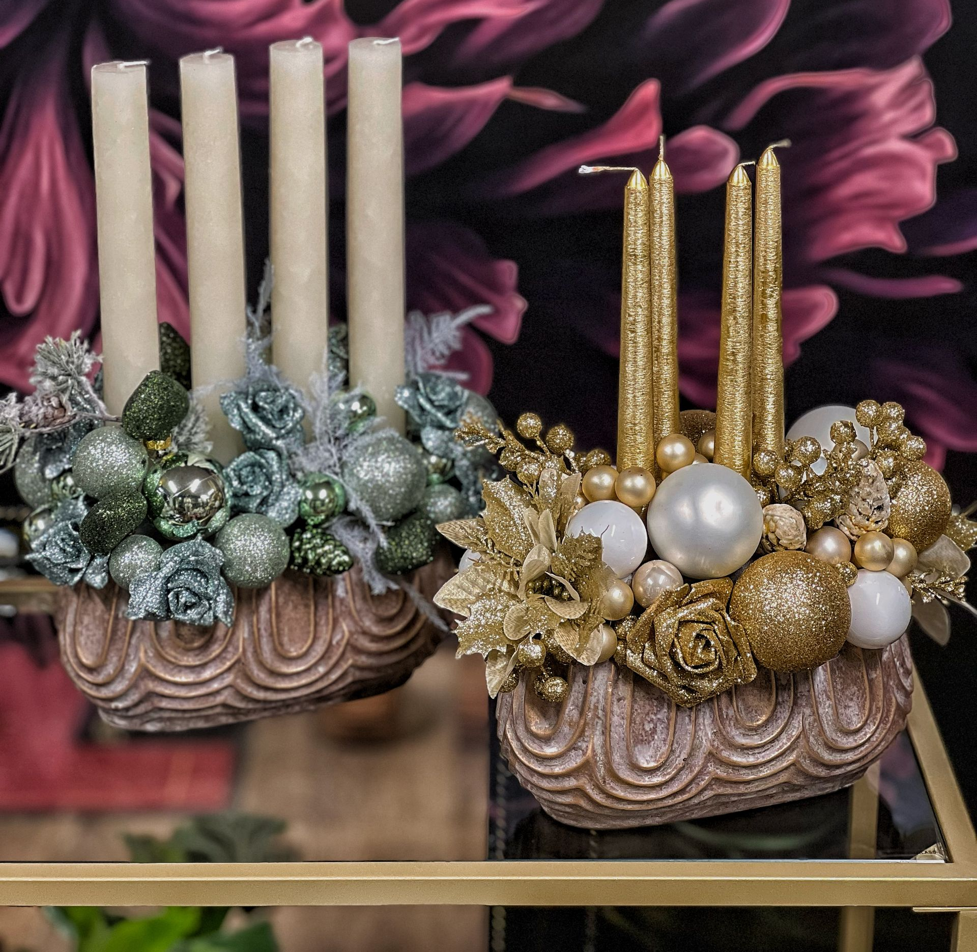 Auf einem Tisch stehen drei Kerzengläser mit Holzdeckeln.