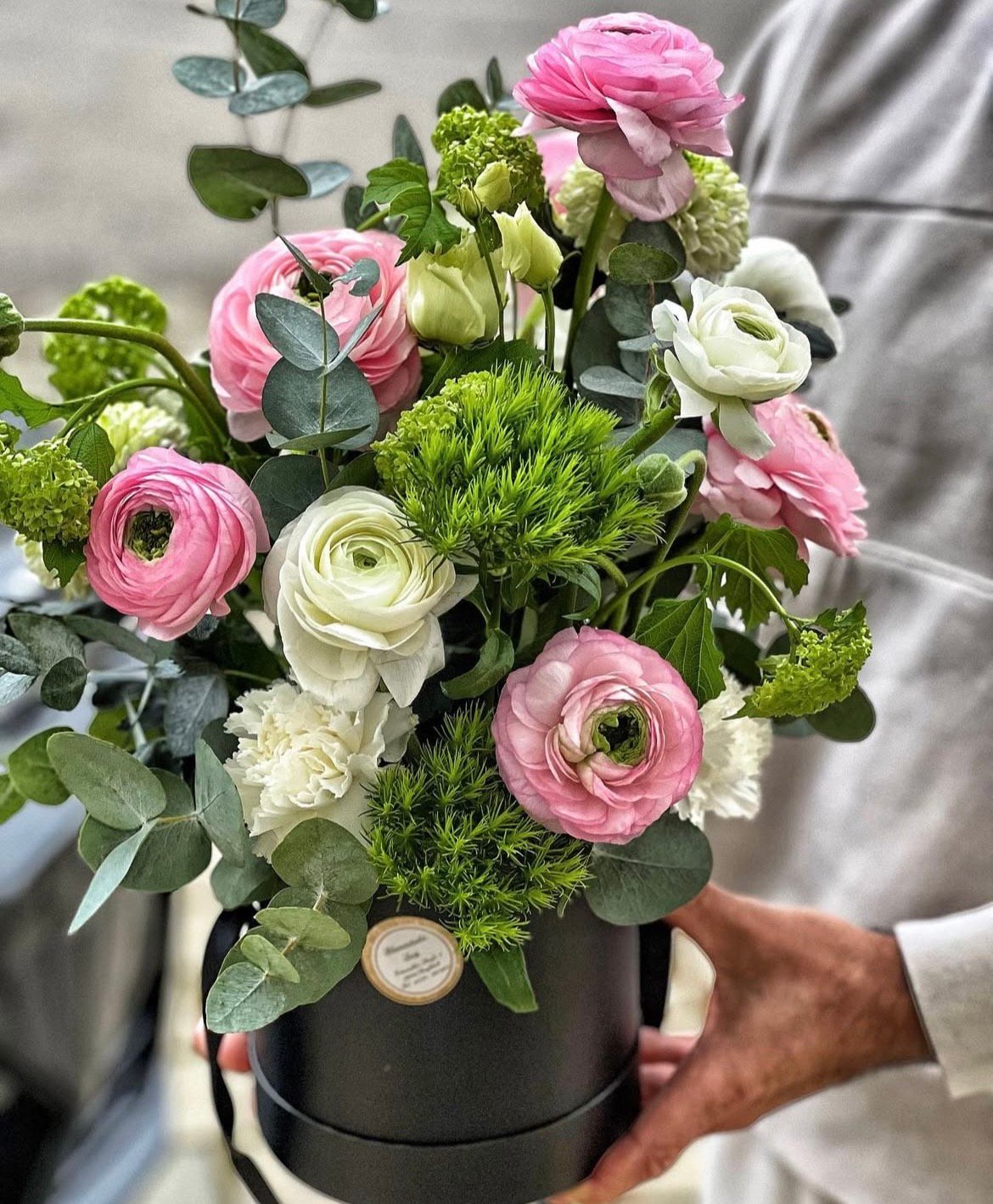 Auf einem Tisch stehen ein paar Topfpflanzen.