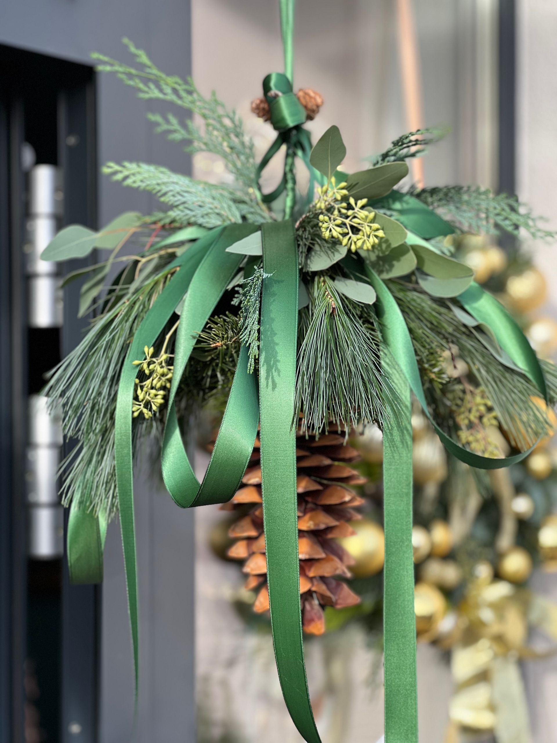 Auf einem Tisch stehen ein paar Topfpflanzen.