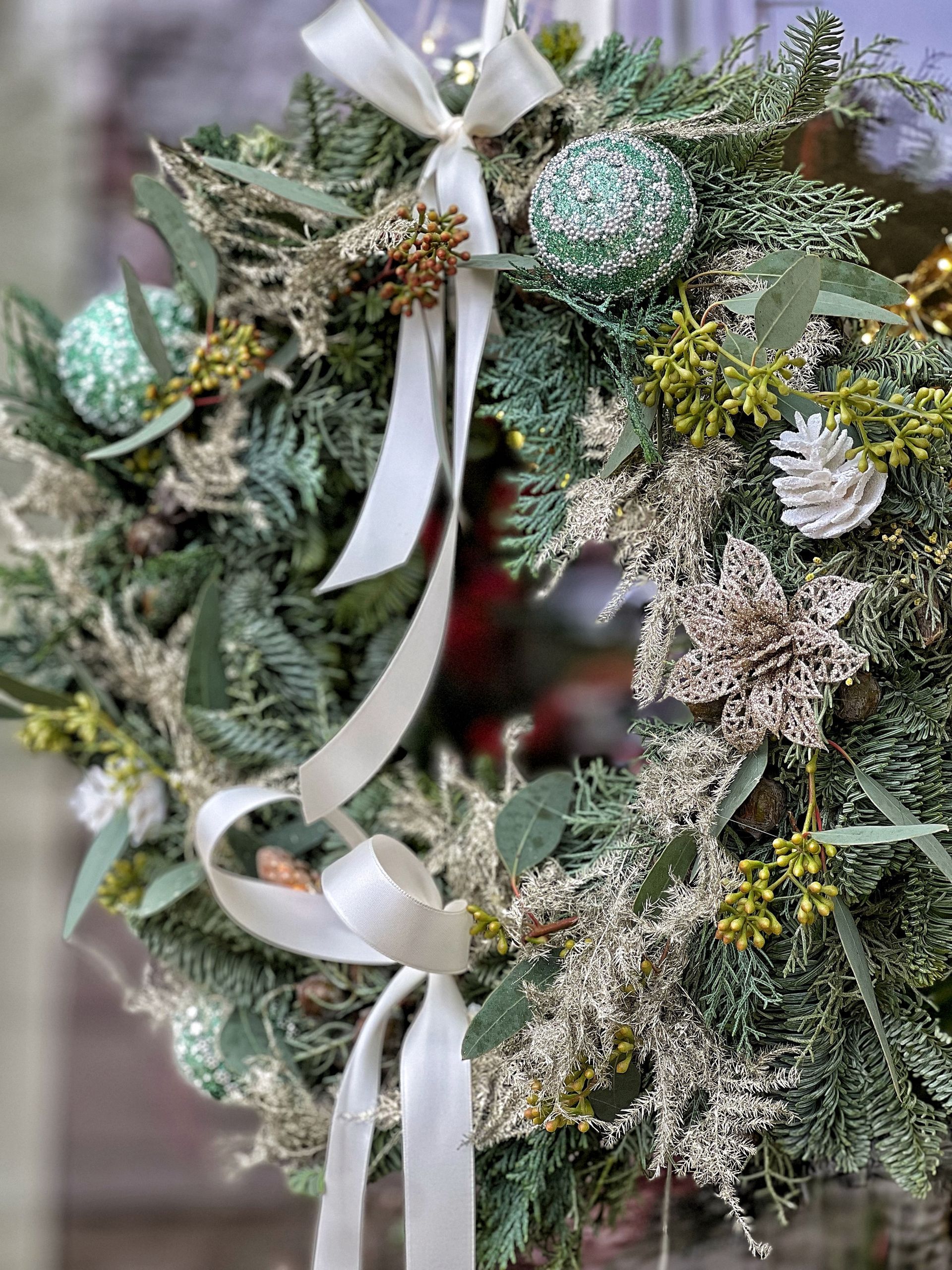 Auf einem Spiegel liegt ein Kranz aus getrockneten Blumen.