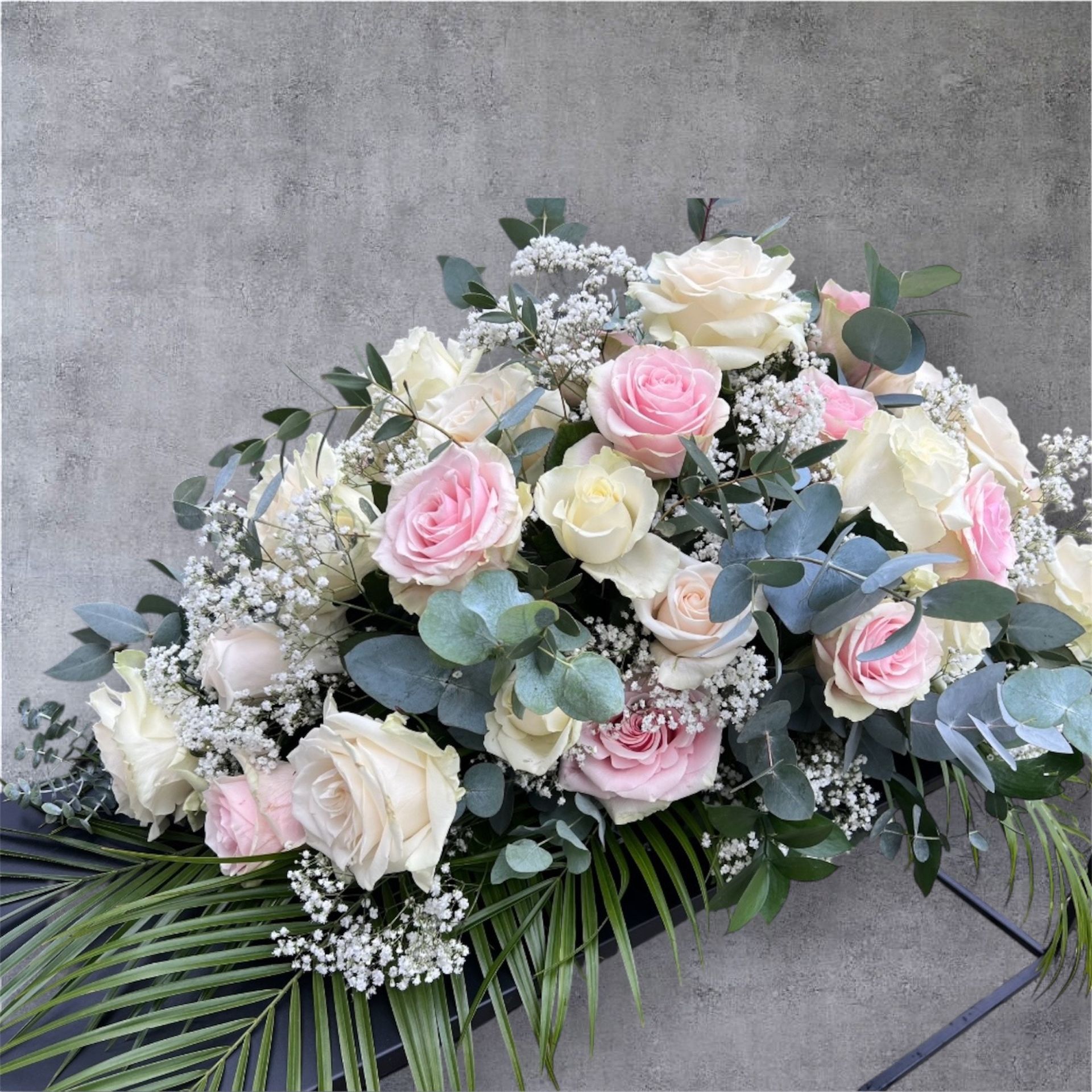 Eine Nahaufnahme eines Blumenstraußes auf einem Tisch.