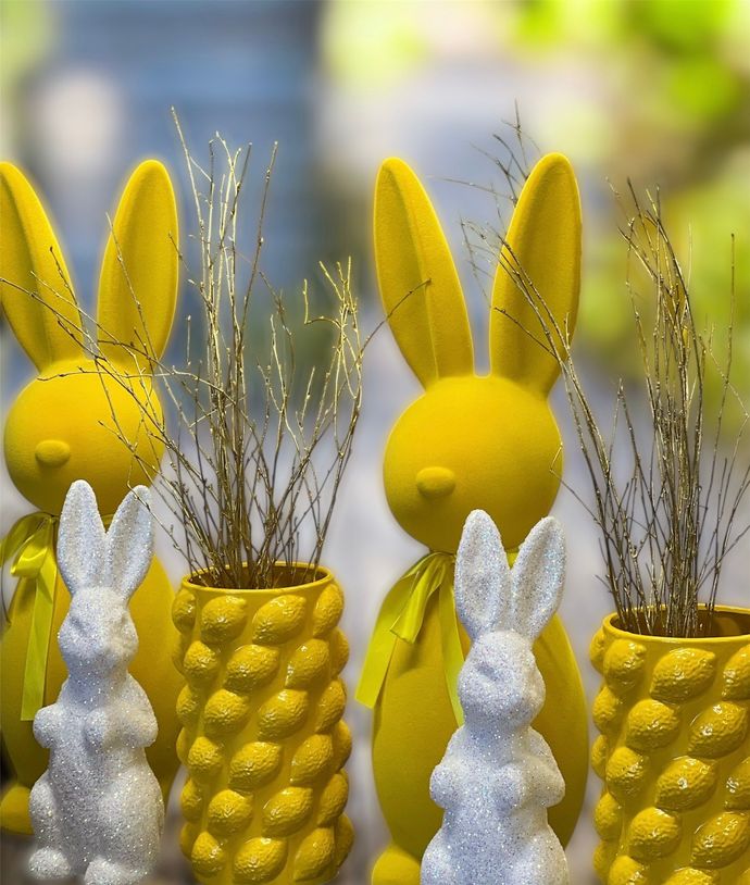 Auf einem Tisch stehen drei Kerzengläser mit Holzdeckeln.
