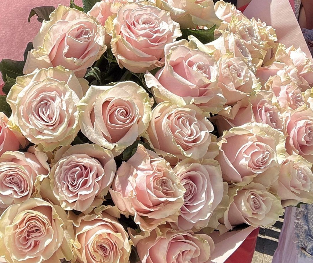 Auf einem silbernen Teller steht ein Blumenstrauß auf einem Tisch.