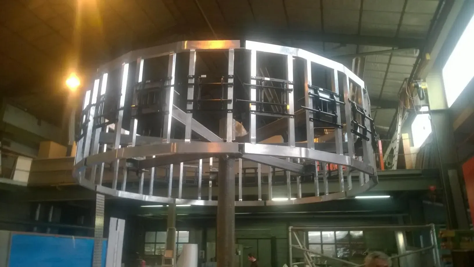 Une grande structure circulaire en métal en construction dans un atelier.
