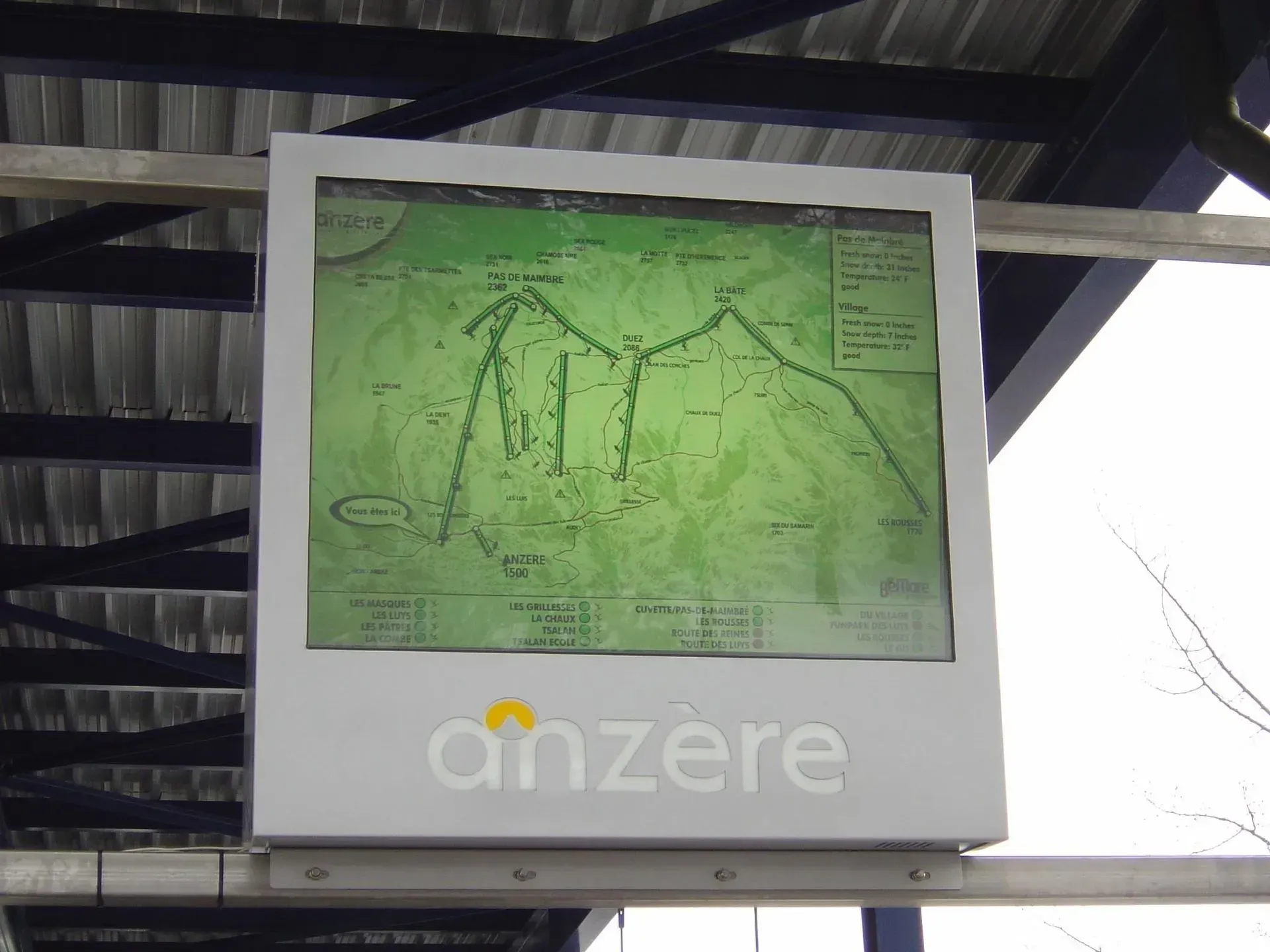 Un écran d'affichage avec une carte de la station de ski d'Anzère en Suisse.