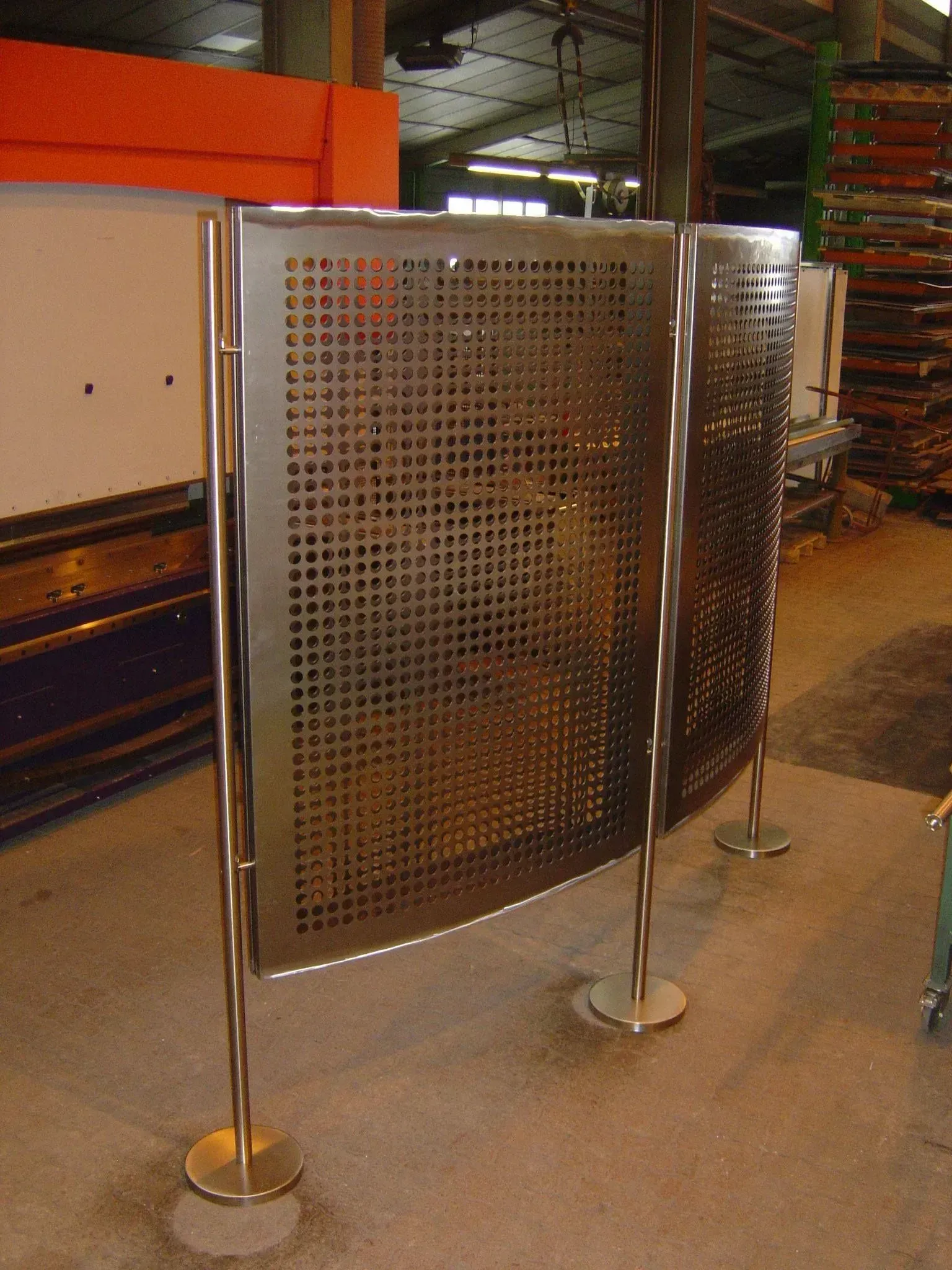 Écrans de confidentialité en acier inoxydable avec perforations carrées en réglage d'usine.