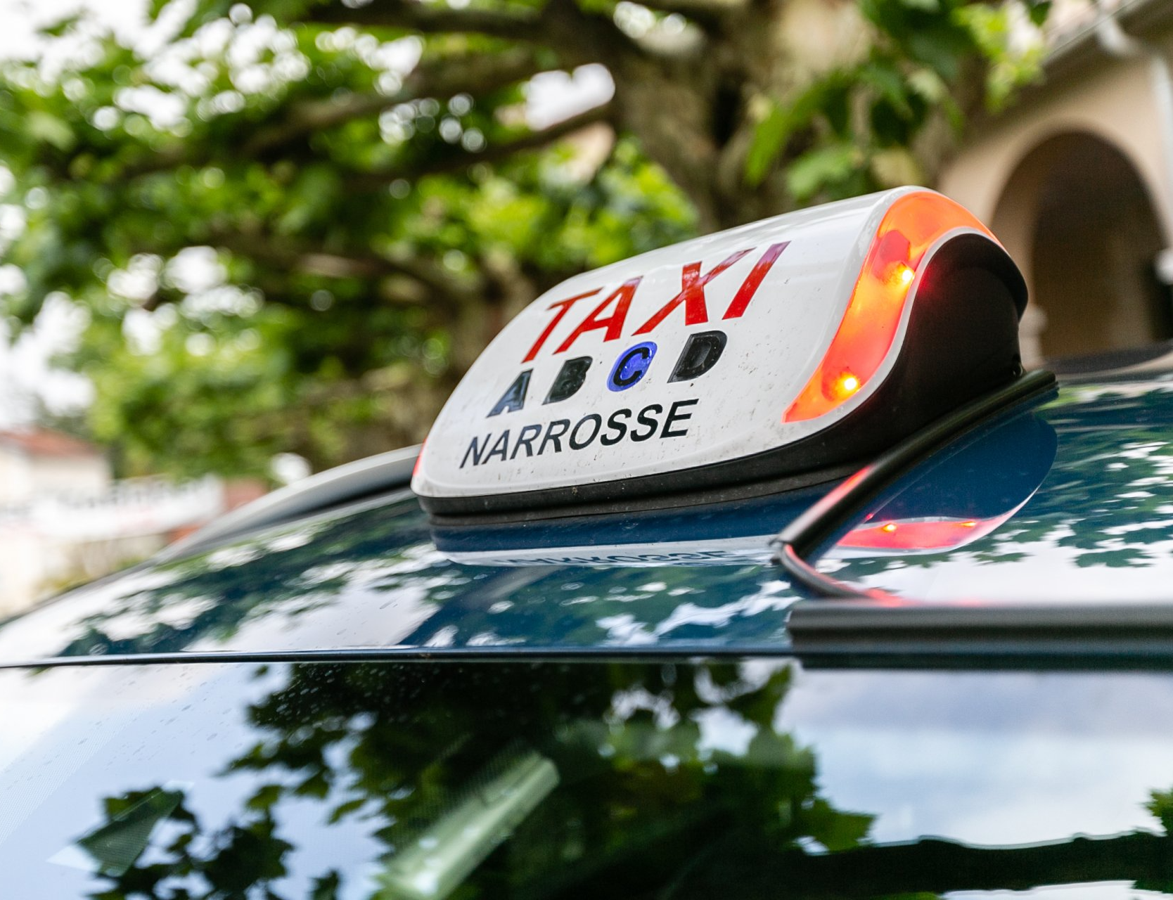 Indication Taxi Narrosse sur le toit d'un véhicule
