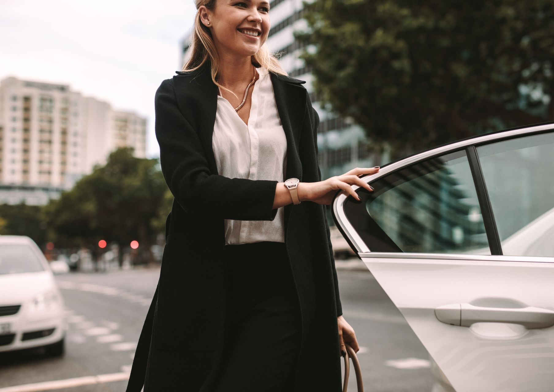 Femme d'affaires qui rentre dans un taxi