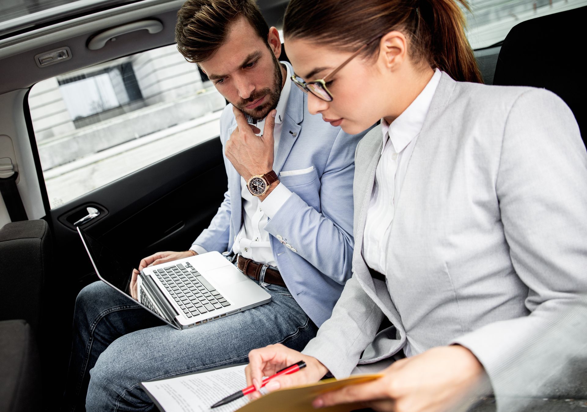 Un homme et une femme d'affaires qui travaillent dans un taxi