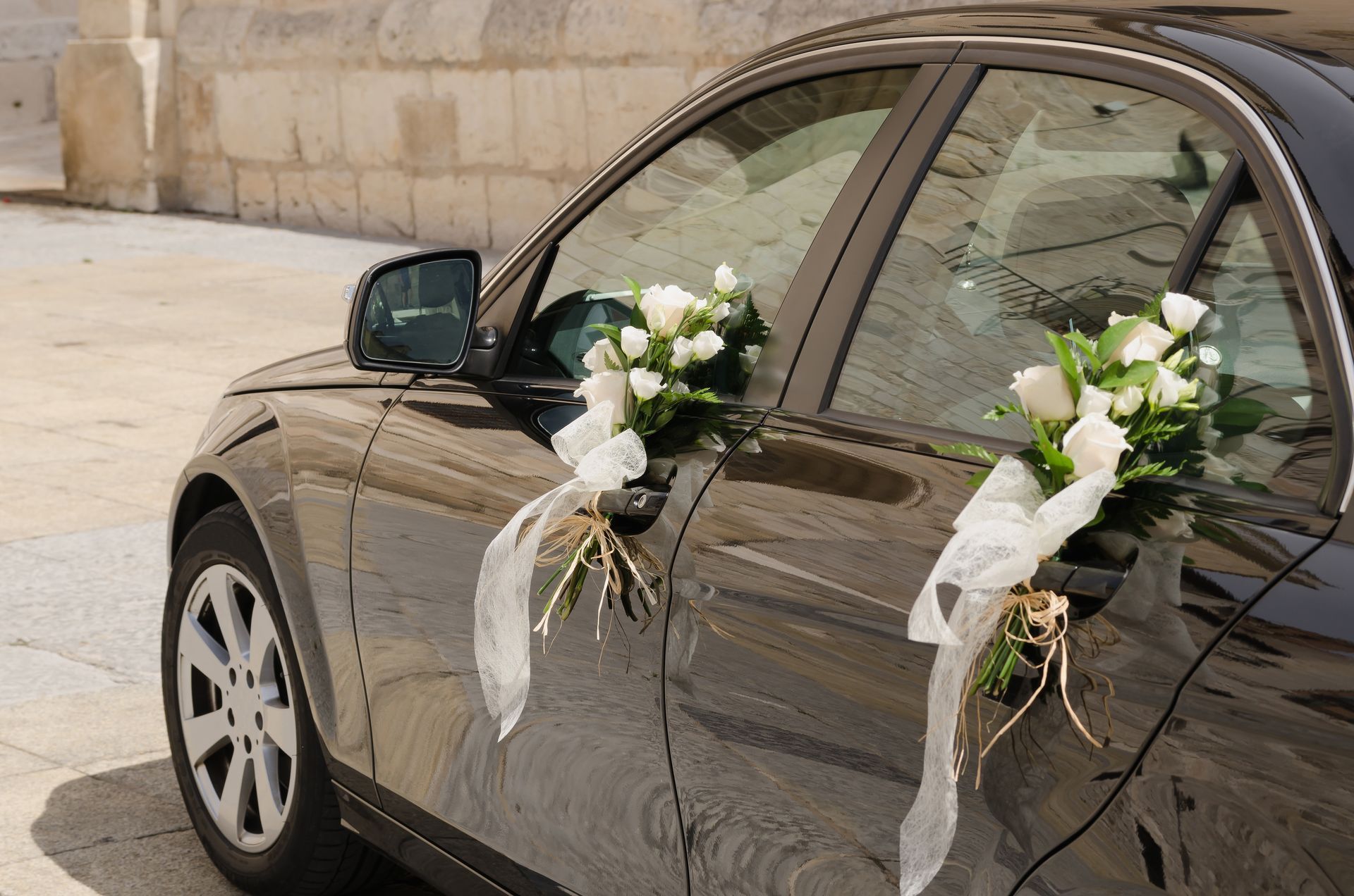 Voiture noire décorée pour un mariage