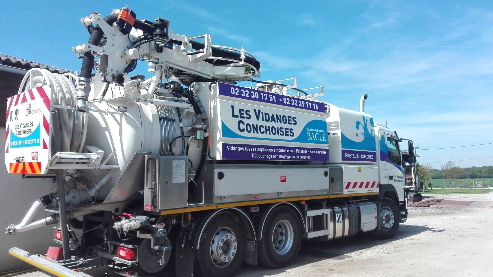 Camion de l'entreprise avec logo et informations sur le côté