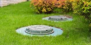 Un homme qui soulève une plaque en pierre