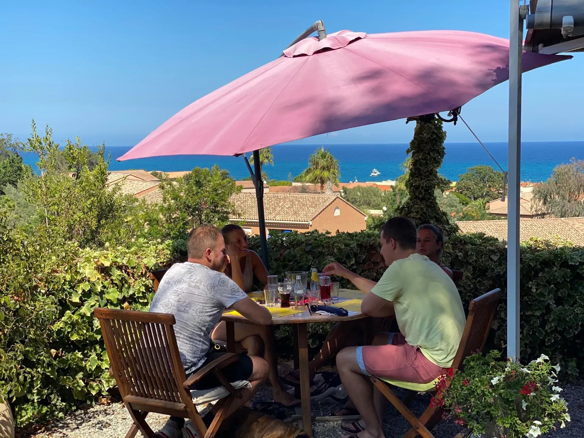 Voyageurs entrain de manger en terrasse